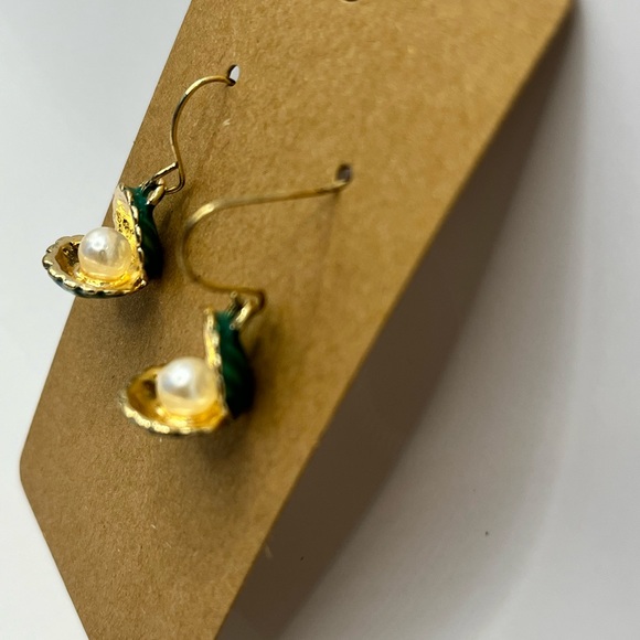Clam and pearl gold white and green dangling earrings - Picture 4 of 4
